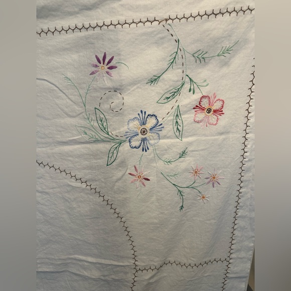 Vintage embroidered tablecloth - Picture 4 of 7